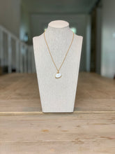 Load image into Gallery viewer, White Natural Seashell Necklace